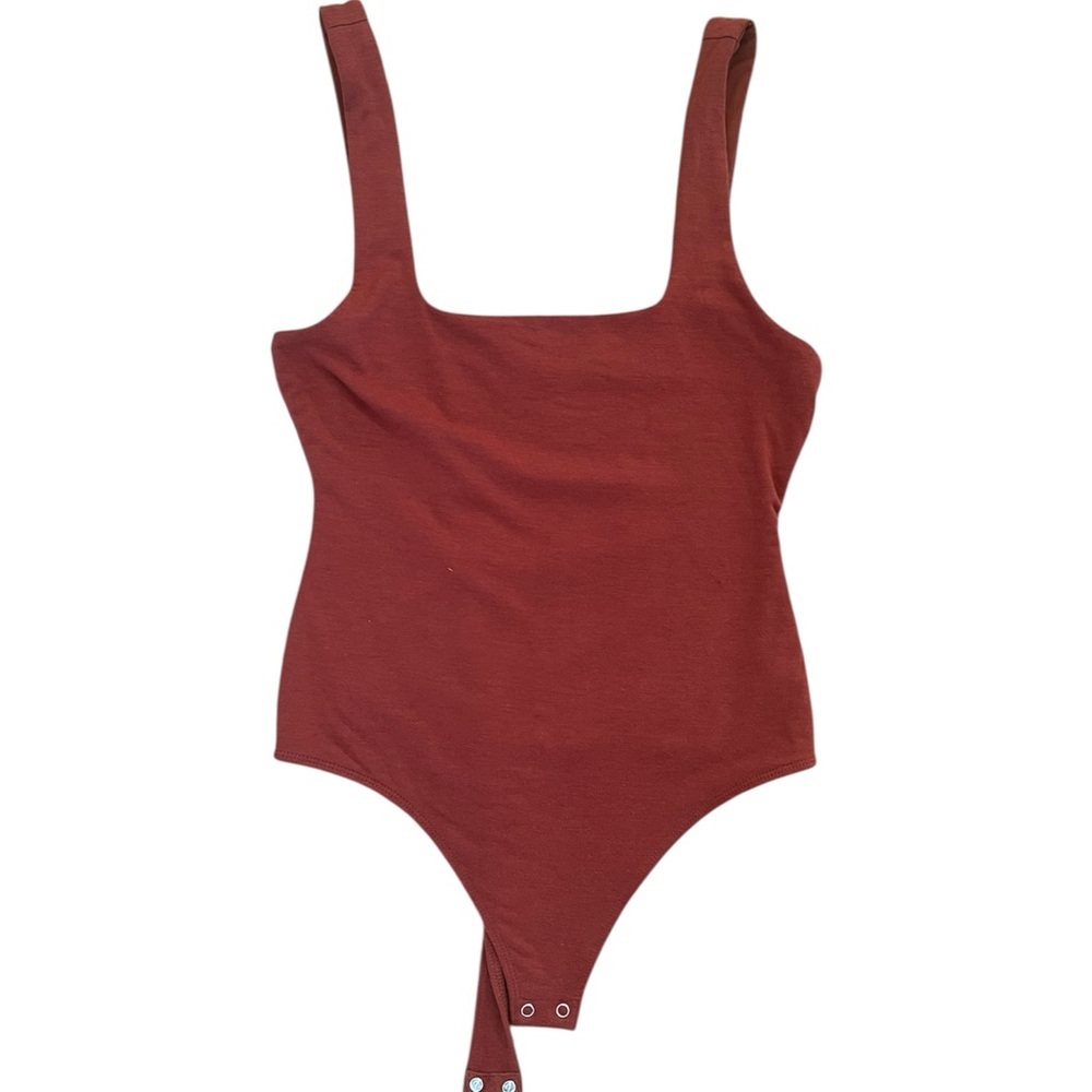 Good American Modern Tank Square Neck Contour Sculpting Thong Bodysuit in Brick - Picture 5 of 10
